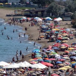 بلدية في أنطاليا التركية تحظر على السوريين دخول الشواطئ العامة