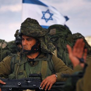 بالفيديو .. رجل دين من دولة عربية يعانق جنودا إسرائيليين ويدعو لهم بالنصر!!