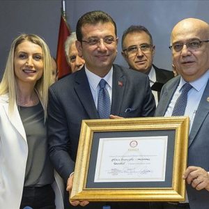 إمام أوغلو يستلم وثيقة رئاسة بلدية اسطنبول الكبرى