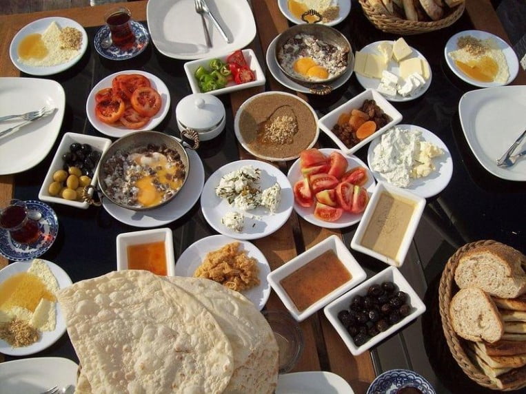 ماذا تأكل في أول فطور بالعيد لتجنب المشاكل الصحية تركيا الآن