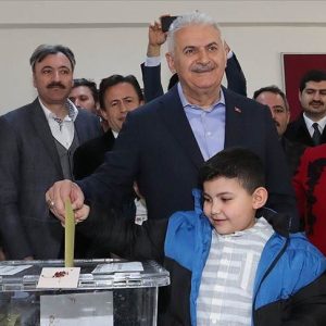 بن علي يلدريم يدلي بصوته في انتخابات بلدية إسطنبول