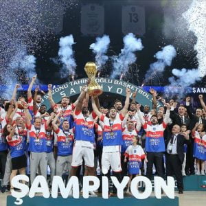 “أناضولو أفس” يحرز لقب الدوري التركي لكرة السلة