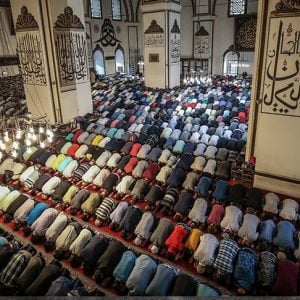 مساجد تركيا تكتظ بملايين المصلين في عيد الفطر