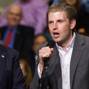 عاملة مقهى تبصق بوجه نجل ترامب