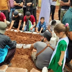 فيديو مؤثر لوالدة عبد الباسط الساروت وهي تودعه .. هذه قصتها (شاهد)