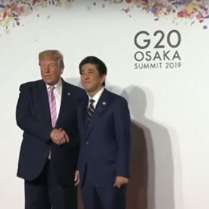 شاهد .. ترامب يحرج رئيس الوزراء الياباني في قمة العشرين