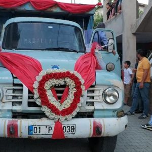 عروسان تركيان يستقلان شاحنة نقل خلال حفل زفافهما!!
