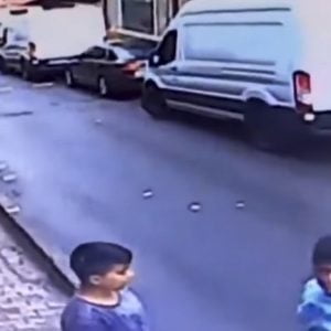 جزائري ينقذ رضيعة سورية من موت محقق في اسطنبول (فيديو)