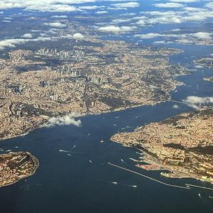 شاهد .. قبطان تركي يعبر بين أوروبا وآسيا قرابة 30 مرة يومياً