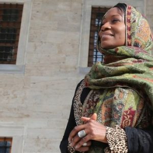 مغنية أمريكية اعتنقت الإسلام بتركيا: “أشعر ببراءة الطفولة”