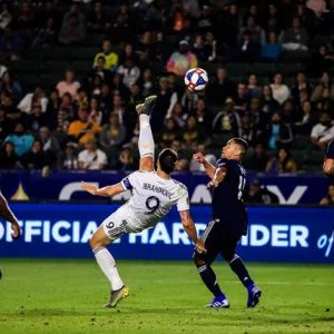 إبراهيموفيتش يسجل هدفا أسطوريا في الدوري الأمريكي (فيديو)