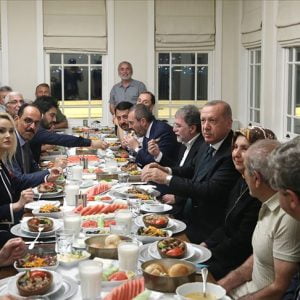 أردوغان يقيم مأدبة عشاء لصحفيين ومسؤولين أتراك في مطعم شعبي
