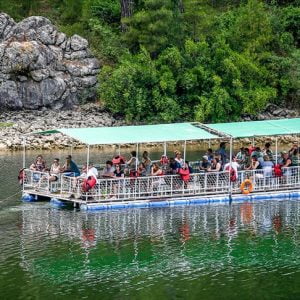 بوردور التركية.. المنصة العائمة في البحيرة تحظى بإقبال سياحي كبير