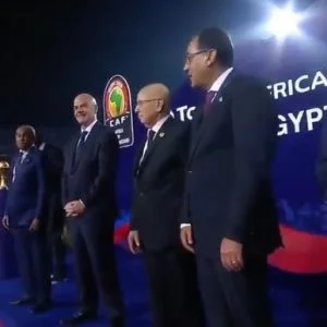 شاهد.. فخر العرب رياض محرز يحرج رئيس وزراء السيسي على منصة تتويج الجزائر بـ”أمم إفريقيا”