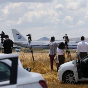 شاهد.. عملية تفريغ “إس-400” من طائرة شحن روسية في تركيا