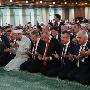 الرئيس أردوغان يشارك بختم القرآن الكريم عن أرواح الانقلاب الفاشل