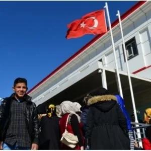 مسؤول تركي يطمئن السوريين بشأن القرارات الأخيرة