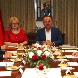 تشاووش أوغلو يلتقي رجال أعمال أتراك في تايلاند