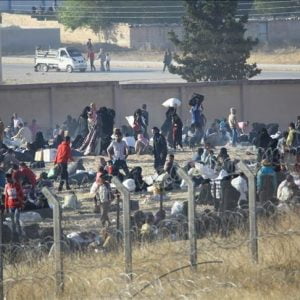 سوريا.. مقتل 35 مدنيًا وفرار الآلاف نحو الحدود التركية