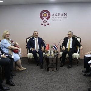 وزير الخارجية التركي يلتقي نظيريه الصيني والتايلاندي على هامش قمة “آسيان”