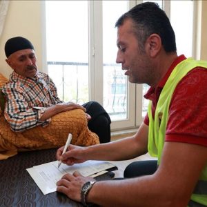 بلدية تركية تقدم خدمة “تعزيلة العيد” لمنازل المسنين