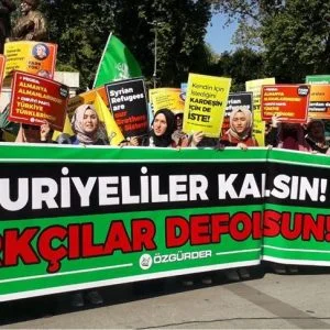 أتراك ينظمون وقفة تضامنية مع السوريين بإسطنبول (فيديو) 