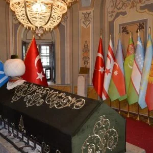 الدراما التركية حولت قبر أرطغرل من مكان مهجور إلى معلم سياحي مشهور (شاهد)