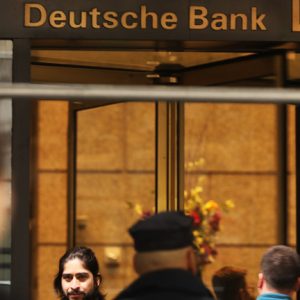 “دويتشه بنك” الألماني يخطط لتسريح 18 ألف عامل بحلول عام 2022