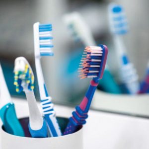 لماذا يجب عليك تبديل فرشاة الأسنان باستمرار؟