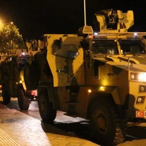 رتل ضخم من القوات الخاصة التركية يصل الحدود مع سوريا