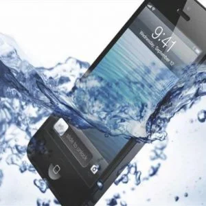 ماذا تفعل إذا وقع هاتفك في المياه؟!