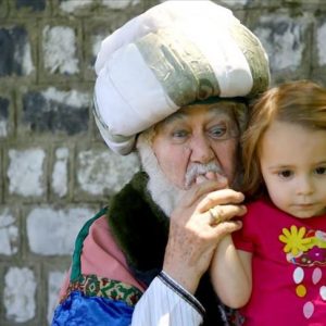 مسن تركي يحيي الشخصية التاريخية “نصر الدين خوجا” (صور)