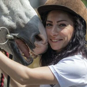 بالصور .. فارسات تركيات “يمتطين” النجاح في سباقات الخيول