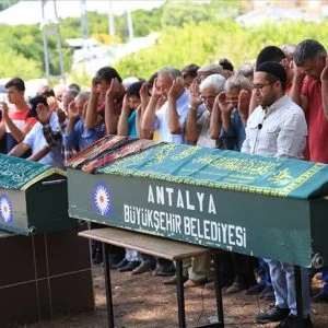 زوجان تركيان يودعان الحياة بعمر 92عاما وبفارق 26 دقيقة!!