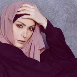 بعد ارتداء الحجاب الفنانة اللبنانية أمل حجازي تثير الجدل بلباس السباحة
