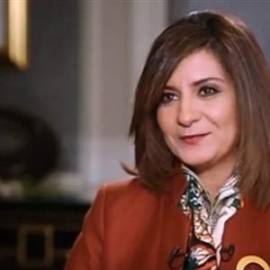 وزيرة مصرية تهدد المنتقدين لبلادها بـ”التقطيع” وتشير بعلامة “النحر” (فيديو)