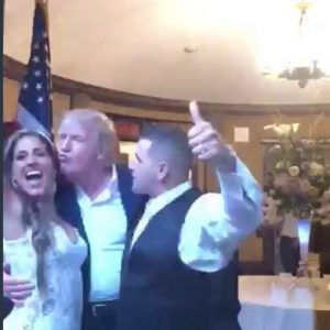 ترامب يفاجئ عروسين بحضور حفل زفافهما بعدما أرسلا دعوات للبيت الأبيض (فيديو)