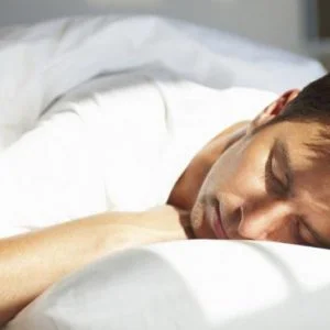 يصيب الكلى.. تعرف على مخاطر النوم على البطن