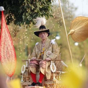 ملك تايلاند يرقّي عشيقته إلى منصب ملكي جديد في حفل حضرته زوجته الجديدة