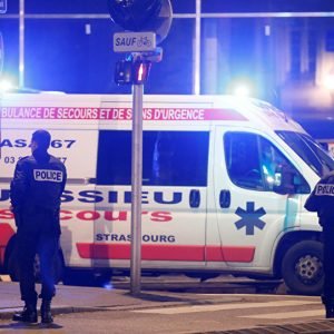 بالفيديو… منفذ حادثة الطعن وهو يهاجم المارة في فرنسا