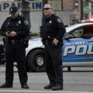 بالفيديو.. ضابط شرطة أمريكي يقتل سيدة “بالخطأ” بعد إنقاذها