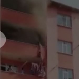 مشهد “بطولي” لأم تنقذ طفليها من الموت حرقاً في تركيا (فيديو)
