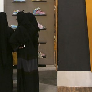 عراك شرس داخل مركز تجاري في السعودية (فيديو )