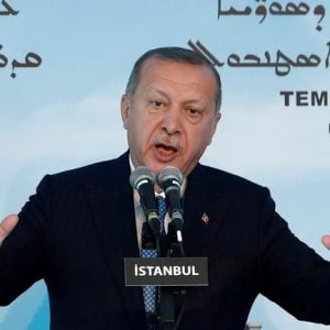 أردوغان يعلق علي عزل رؤساء 3 بلديات تركية