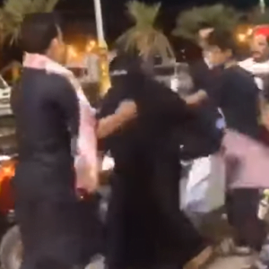 غضب في السعودية بعد اعتداء شبان على بائعة في جازان (فيديو)