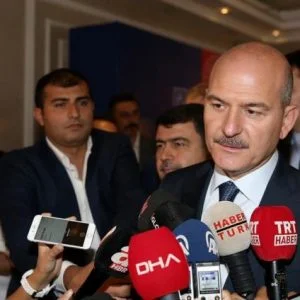 وزير الداخلية التركي يوضح قرار عزل رؤساء 3 بلديات