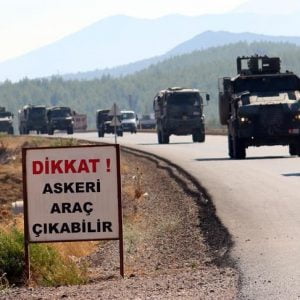 الدفاع التركية تدين استهداف النظام السوري رتلاً عسكريا لها بإدلب (فيديو)