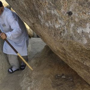 حجاج تركيا يقتفون أثر النبي بغار ثور.. وقلوبهم تخفق سكينة