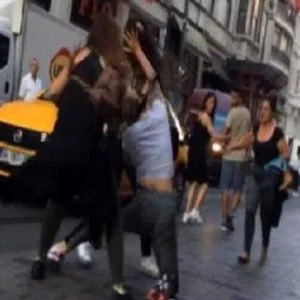 معركة نسائية بالأحزمة في شارع تقسيم