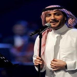 فيديو .. سعوديات يُطاردن الفنان ماجد المهندس في الشوارع بـ”حائل” لاحتضانه وتقبيله!!